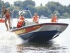Ehrenamtliche Helfer auf dem Wasser einsatzbereit