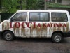 Auto und Zaun von Clowns Locci & Katinka beschmiert