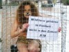 Junge Frau im Käfig - Anti-Pelzaktion von PETA