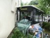 Linienbus gegen Hauswand gefahren