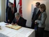 Bundespräsident Joachim Gauck trägt sich ins Goldene Buch der Landeshauptstadt Potsdam ein