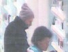 Polizeimeldung: Mit Bildern nach Parfümdieben gesucht