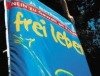Fahne als Zeichen gegen Gewalt an Frauen