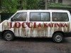 Auto und Zaun von Clowns Locci & Katinka beschmiert