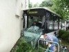 Linienbus gegen Hauswand gefahren