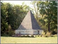 Pyramide im Neuen Garten