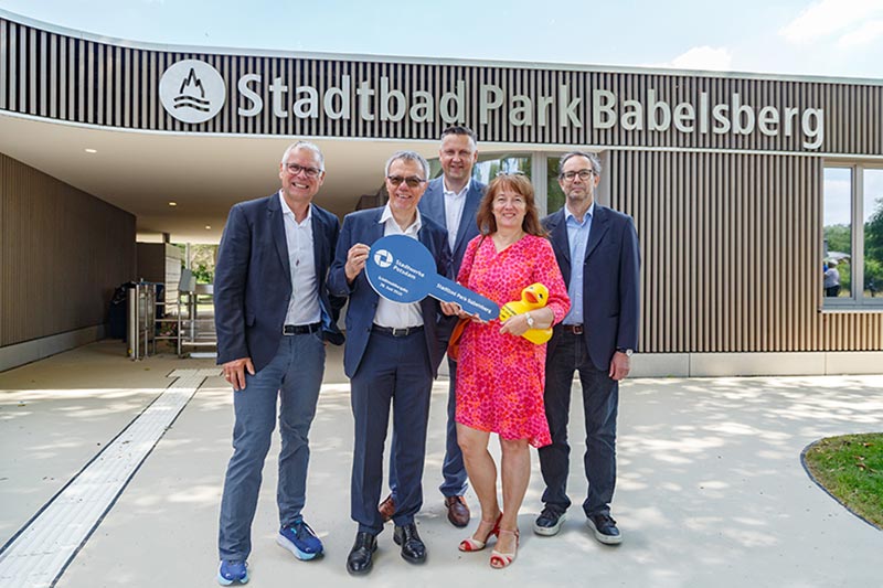 Foto: Schlüssel für das neugestaltete „Stadtbad Park Babelsberg“ übergeben