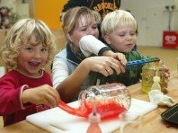 Glibbern in Familie im Exploratorium Potsdam